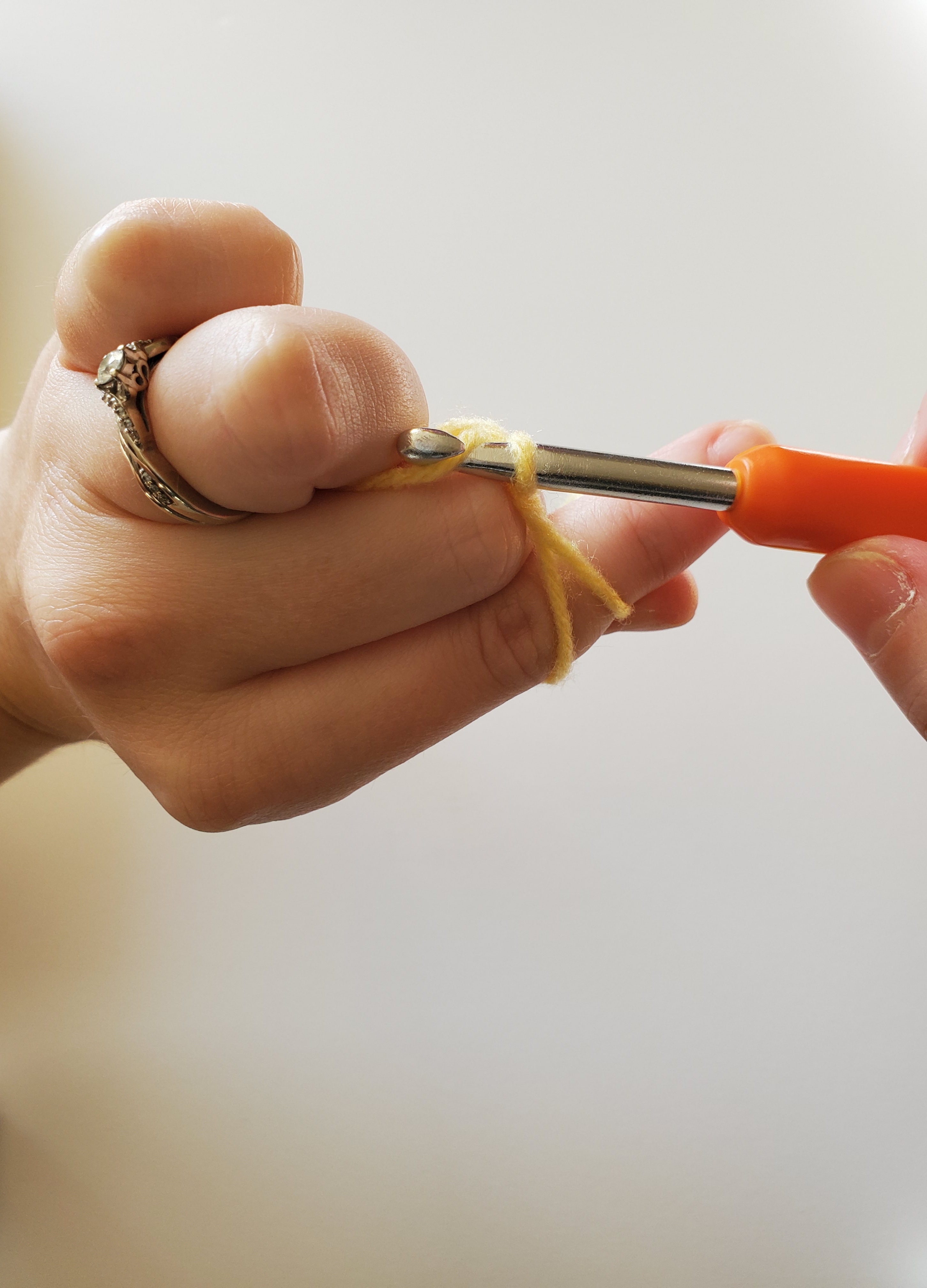Depiction of yarning over to complete magic circle